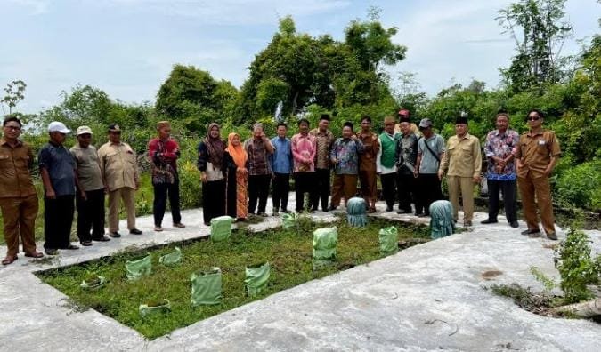 Warga Gresik Pasang Badan,Makam Keramat Terancam di gusur Perusahaan.
