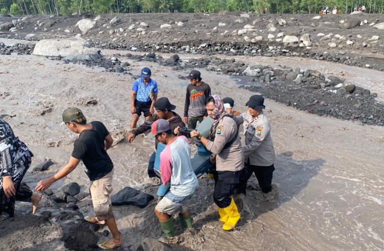 Polisi Evakuasi Warga Terdampak Banjir Lahar Semeru di Lumajang