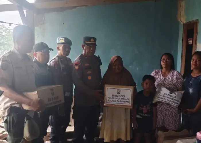 Polres Pasuruan Salurkan Bansos untuk Warga Terdampak Sambaran Petir di Desa Cowek