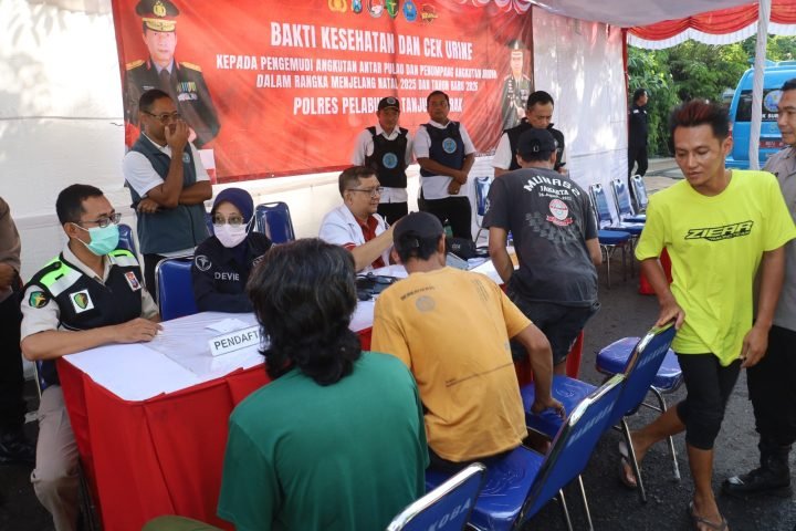 Jelang Nataru 2026, Polres Pelabuhan Tanjung Perak Gelar Cek Kesehatan Gratis di Gate Pelabuhan Jamrud
