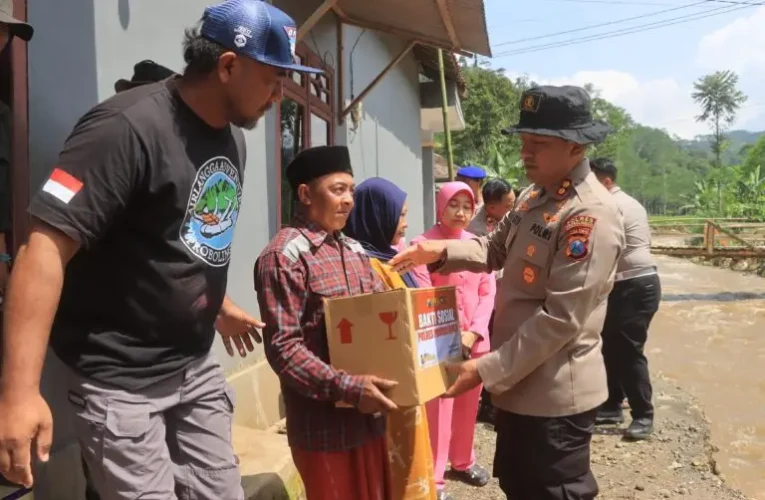 Kapolres Probolinggo Salurkan Bantuan untuk Warga Terdampak Banjir di Tiris