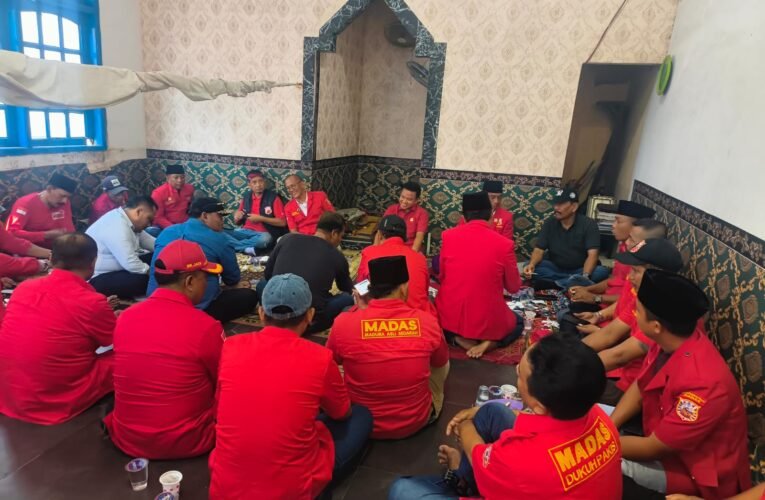 Ormas Madas Giat Acara Cangkrukan Hukum Berama Ketua Umum Bung Taufik dan Anggota Jajaran.