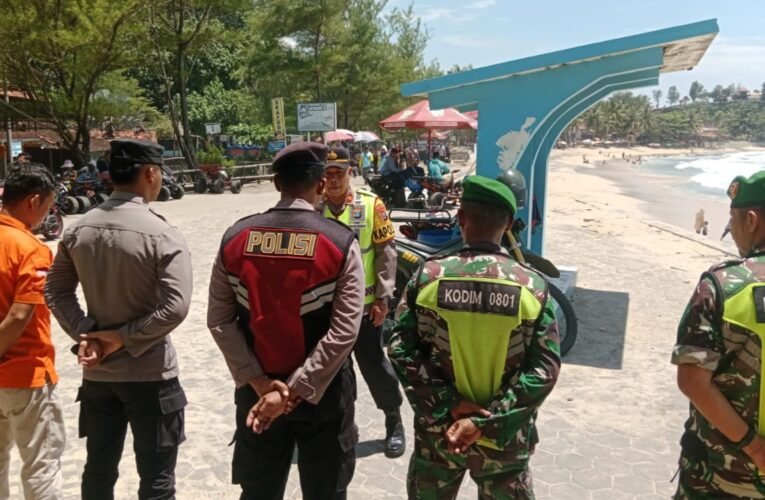 Lonjakan Wisatawan Nataru, Pengamanan di Pantai Klayar Diperkuat