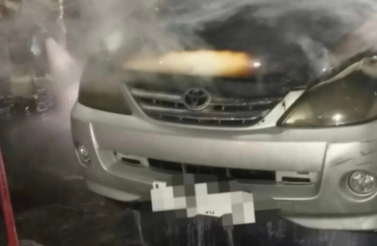 Mobil Terbakar di Jalan Kapasari,Pengemudi Selamat Diduga Korsleting