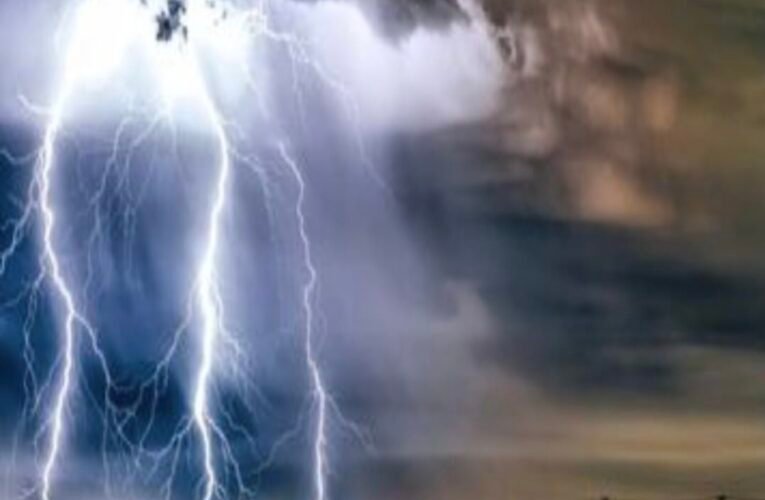 Siaga Cuaca Ekstrem Surabaya: Hujan Petir & Potensi Rob Hingga Pekan Depan