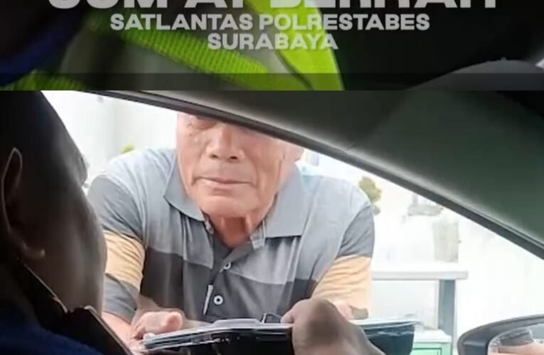 Bravo Polri: Berbagi Juma’at Berkah Bukti Satlantas Polrestabes Surabaya Peduli Wong Cilik