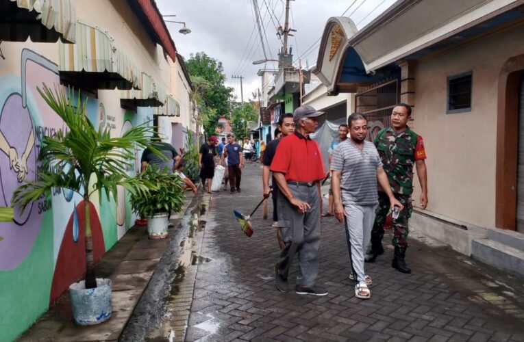 Babinsa Sukorame Karya Bakti Bersama Warga Bersihkan Jalan Pekauan