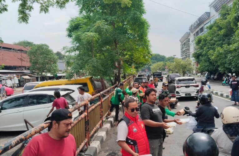 Ormas Madas Sedarah Dpac Wonokromo Gelar Bagi Bagi Jumat Berkah di Depan Terminal Joyoboyo