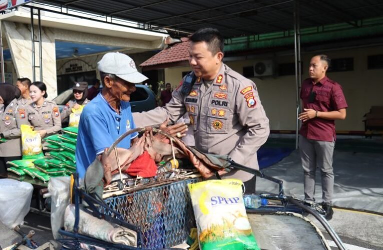 Polisi Peduli : Kapolres Mojokerto Kota Silaturahmi Salurkan Bantuan Sosial untuk Ojol dan Tukang Becak