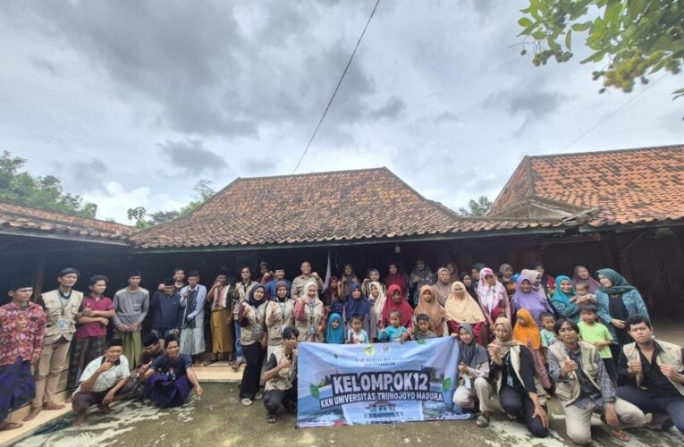 Sialisai Penereoan Kompos Dengan Metode Ember Berttumbbik di Desa Kelbung. Kecamatan Galis Bangkalan