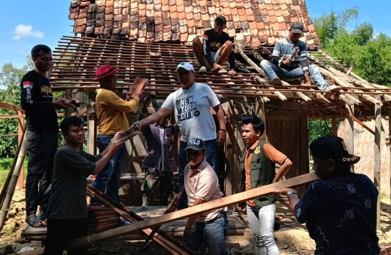 MADAS Sedarah (DPC) Sampang Sentuh Hati, Bantu Perbaiki Rumah Nenek di Nyiloh Kedungdung!