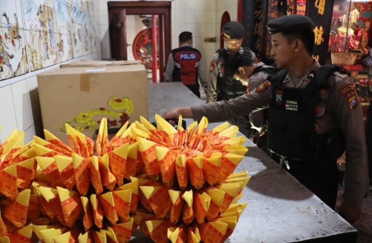 Berikan Rasa Aman Perayaan Imlek, Polres Pelabuhan Tanjung Perak Sterilisasi Klenteng.