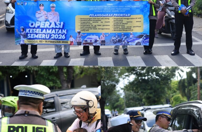 Satlantas Polres Gresik Gencarkan Edukasi Keselamatan, Pengguna Jalan Tertib Dapat Cokelat
