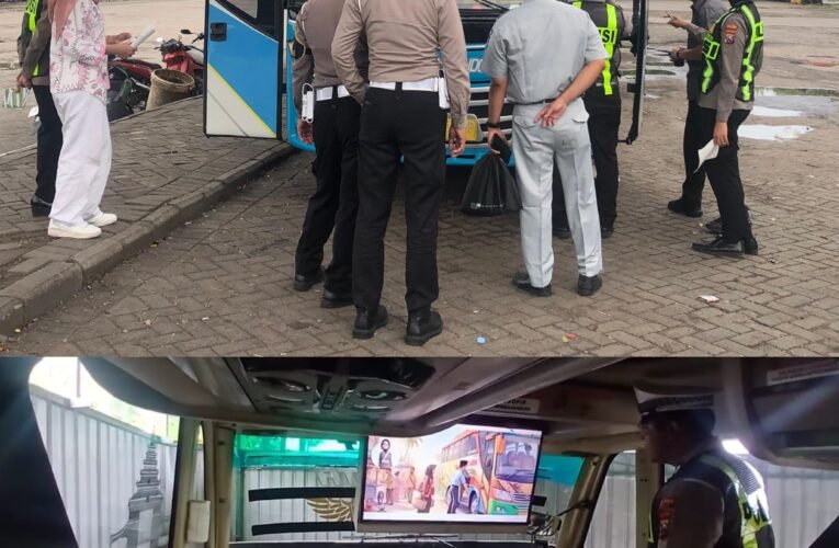 Pastikan Keselamatan Peziarah, Satlantas Polres Gresik Gelar Ramp Check Bus Pariwisata di Kawasan Sunan Giri