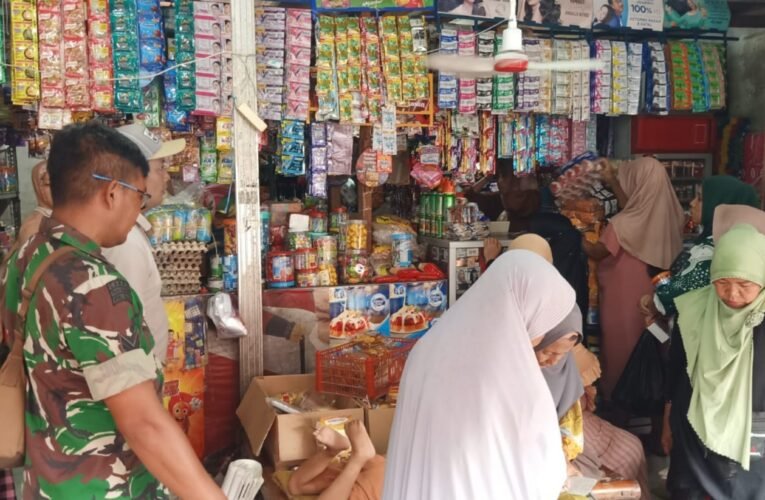 Babinsa Torjun Sertu Aliwafa Pantau Harga Sembako Selama Ramadhan di Pasar Torjun