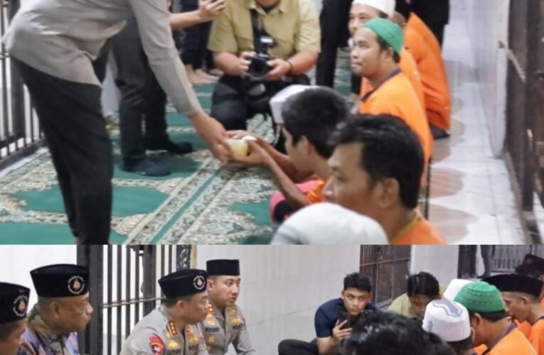 Wujud Kepedulian dan Pembinaan di Bulan Ramadan Kapolrestabes Surabaya Buka Puasa Bersama Tahanan