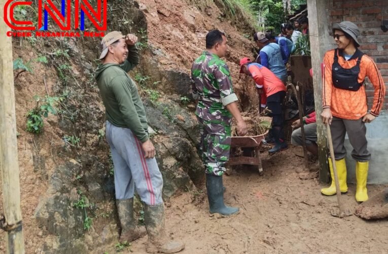 Hujan Deras Sebabkan Longsor di Kampak, Babinsa dan Warga Bersihkan Material