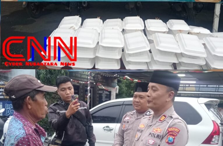 Satlantas Polres Pelabuhan Tanjung Perak Berbagi Takjil di Bulan Ramadhan