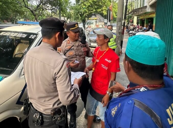 Polsek Bubutan Tertibkan Pungli dan Juru Parkir Liar di Jalan Dupak