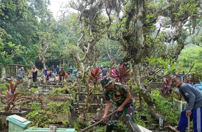 Babinsa Bersama Warga Bersihkan TPU Tanggulkundung