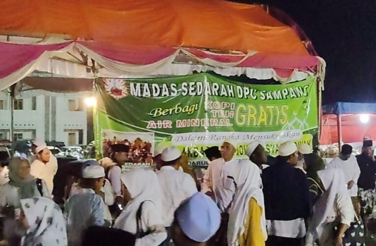 Madas Sedarah DPC Sampang Ngalap Barokah, Sambut Ratusan Jamaah Dengan Air Mineral, Teh dan Kopi Gratis.