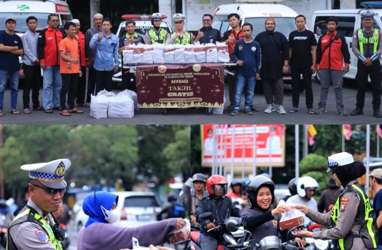 Sinergi di Bulan Suci, Satlantas Polres Gresik dan Driver Ambulans Bagikan Takjil di Depan Kantor Bupati