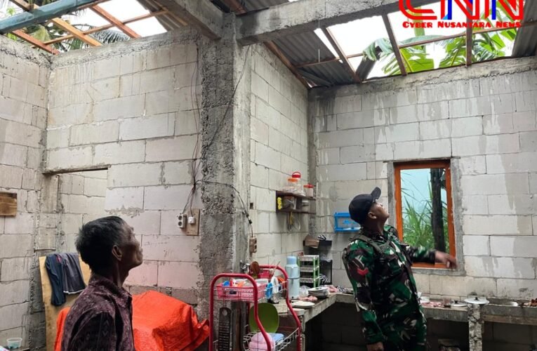 Hujan Angin Rusak Rumah Warga di Pule Trenggalek, Babinsa Sigap Turun Tangan