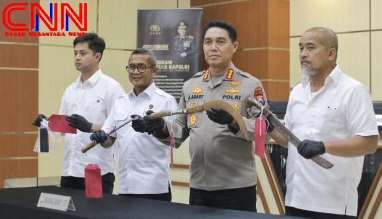 Polda Jatim Amankan Tiga Tersangka Kasus Pemerasan Disertai Pengancaman di Pasuruan