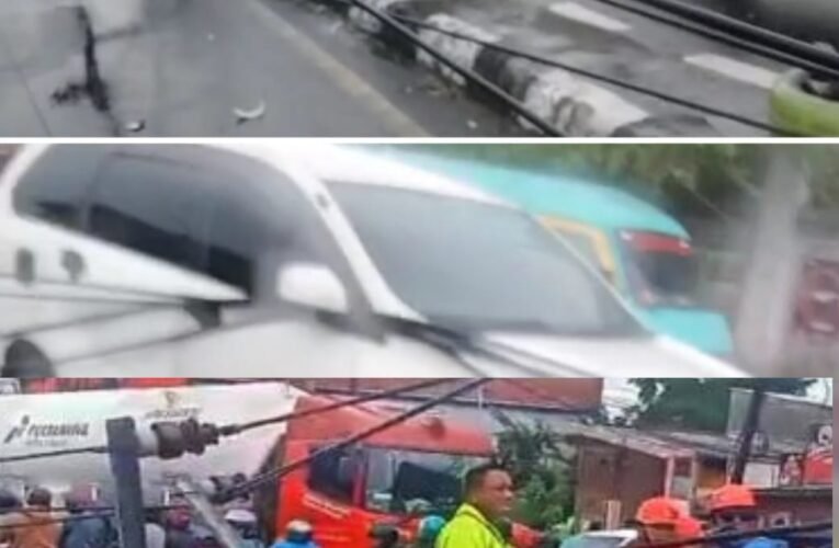 Angin Kencang, Tiang Listrik dan Papan Reklame Ambruk di Jalan Raya Gilang Sepanjang Taman Sidoarjo