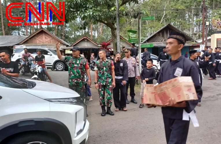 PSHT Bersama TNI-Polri Bagikan Takjil kepada Warga di Trenggalek