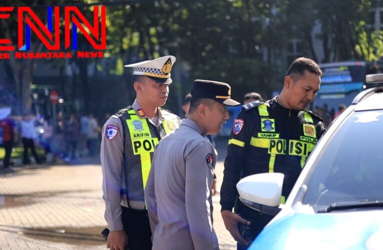 Aksi Heroik Satlantas Polres Gresik, Antarkan Pasutri Asal Situbondo yang Ketinggalan Bus Mudik