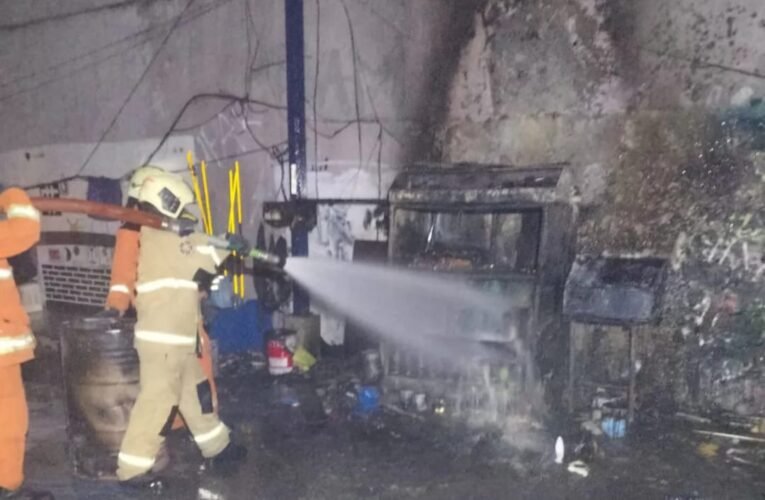 Gudang Cat dan Tiner di Pakal Surabaya Terbakar, Diduga Korsleting Listrik