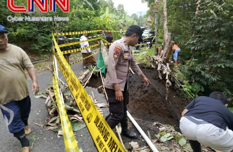 Pasang Police Line Polres Lumajang Tangani Longsor di Tempursari Kendaraan Berat Dilarang Melintas