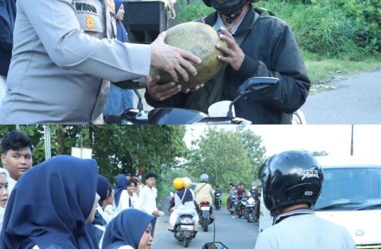 Jalin Sinergitas, Kapolres Bangkalan Bagi Bagi Takjil Bersama Mahasiswa di Depan Pos Pandabah Kamal