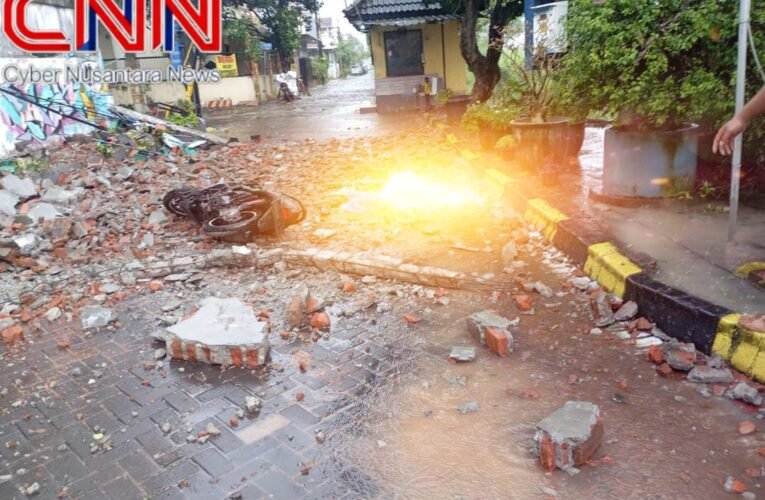 Hujan Lebat Disertai Angin Kencang, Tembok Rumah Roboh Timpa Pengendara di Kebraon Indah Mas