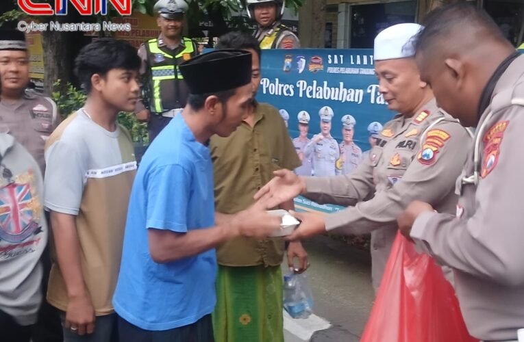 Satlantas Polres Pelabuhan Tanjung Perak Bagikan 150 Takjil di Jalan Perak Timur, Ajak Warga Tertib Lalu Lintas