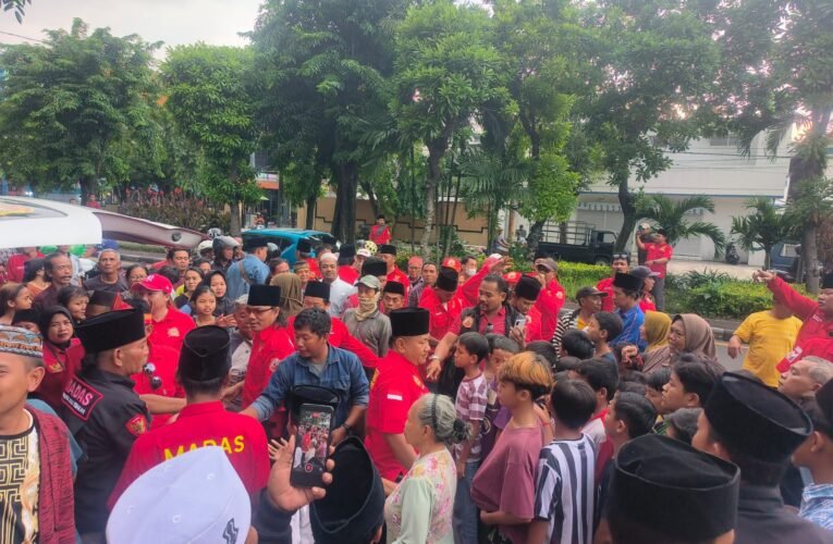 Semangat Ramadan, MADAS Sedarah DPAC Semampir Bagikan 1000 Takjil untuk Pengguna Jalan