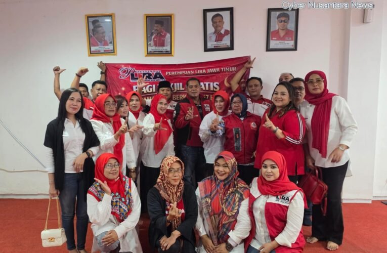 Perempuan LiRA Jatim Hadir di Tengah Masyarakat, Bagikan Ratusan Takjil di Jalan Protokol Surabaya