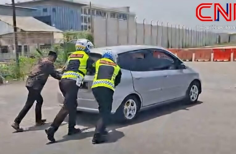 Respons Cepat Polantas Gresik Bantu Kendaraan Pemudik Mogok di Sembayat