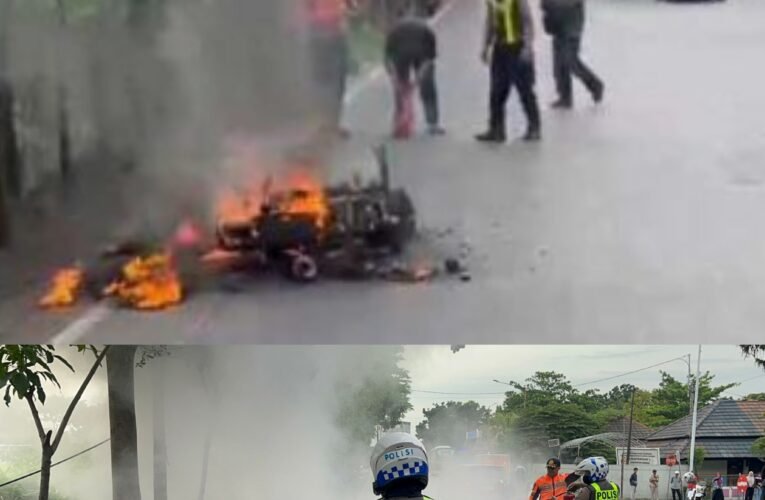 Gercep Satlantas Polres Gresik Padamkan Motor Terbakar di Depan Terminal Bunder Gresik