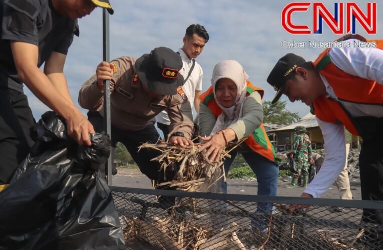 Polres Lumajang Bersama Pemda Gelar Aksi Bersihkan Pantai Bambang