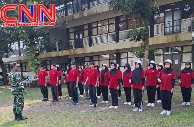 Anggota Koramil Sumbergempol Latih PBB Mahasiswa STIKES