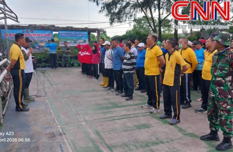Sambut Hari Bumi 2026, Polsek Asemrowo Bersihkan Kampung Warna-Warni Tambat Labuh Shontoh Laut Surabaya