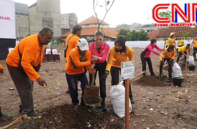 Bhayangkari Polrestabes Surabaya Hijaukan Lingkungan Asrama Polisi Koblen