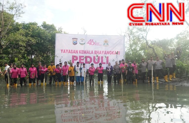 Sambut HUT ke-46, YKB Tanjung Perak Tanam Mangrove Pulihkan Lahan Kritis