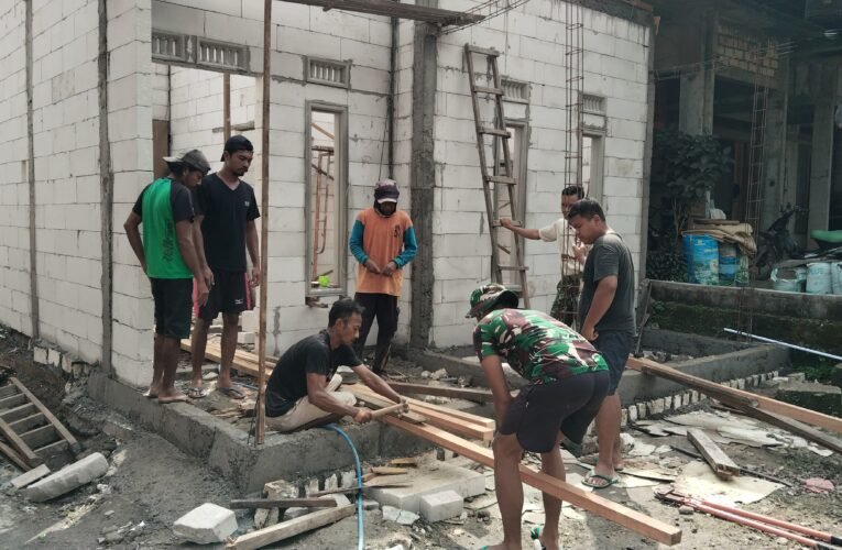 Pembangunan RTLH TMMD 128 Kodim 0817/Gresik Masuki Tahap Pemasangan Kerangka Atap