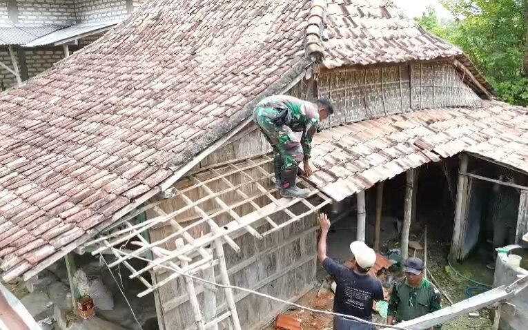 Langit Srapong Bersaksi: Babinsa Pengarengan Gotong Royong Rutilahu, Rumah Ibu Bahriyah Mulai Berbenah