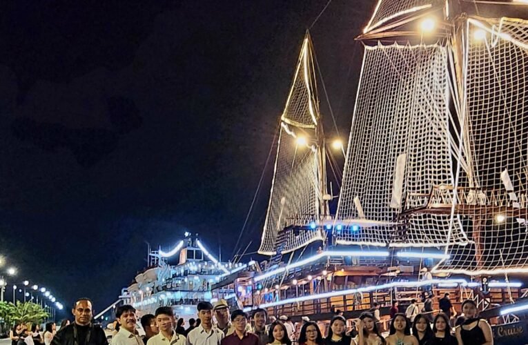 SMA Katolik Frateran Surabaya Gelar Pelepasan Kelas 12 di Bali, Kebersamaan dan Sukacita Warnai Malam di Kapal Phinisi Cruise