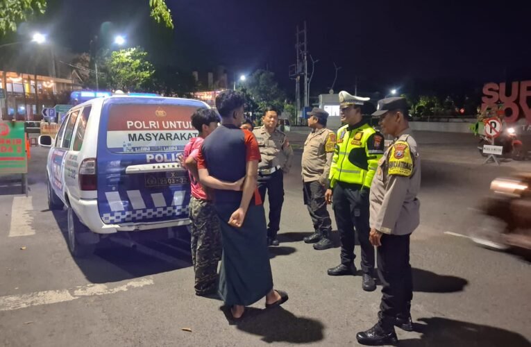 Patroli Dialogis Polres Pelabuhan Tanjungperak Imbau Warga di Pesisir Surabaya Antisipasi Banjir Rob