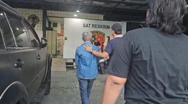 Unit Reaksi Cepat Satreskrim Polres Pelabuhan Tanjung Perak Amankan Pelaku Pencurian Tiang Rambu di Surabaya.